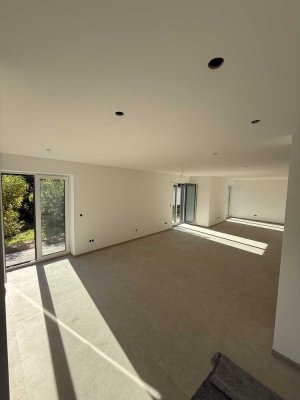 Erstvermietung nach energetischer Kernsanierung: Neuwertige 4-Zimmer-Wohnung inkl. 2 Stellplätzen