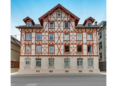 Stilvolle, sanierte 2,5-Zimmer-Erdgeschosswohnung mit Terrasse in zentraler Lage
