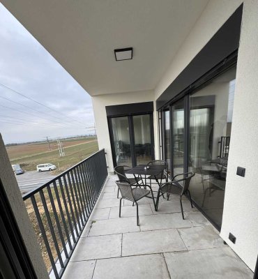 Exklusive 4-Zimmer-Wohnung in Hofheim-Diedenbergen – Balkon mit Feldblick