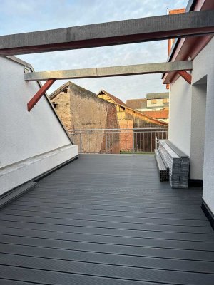 Erstbezug nach Sanierung: Wohnen wie im Eigenheim inklusive Terrasse und Garage!