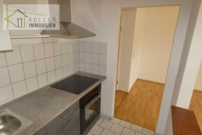 Zentral gelegene 2-R-Whg. mit Süd-Balkon, neue Küchenmöblierung, überdachter PKW-Stellplatz im Haus