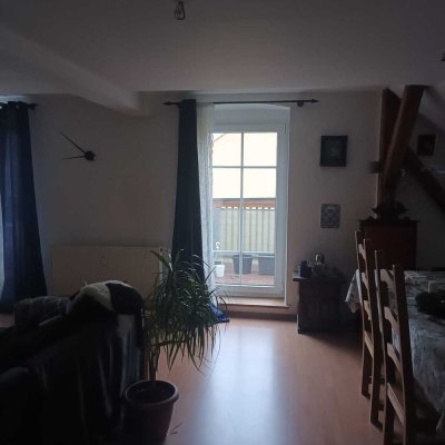 Geschmackvolle und geräumige Maisonette-Wohnung mit drei Zimmern sowie Balkon und EBK in Augsburg