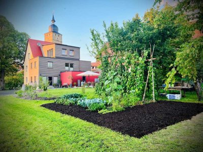 EINZIGARTIGE LAGE: Umfassend energetisch modernisiertes Haus mit 4 Wohnungen und sonnigem Garten im