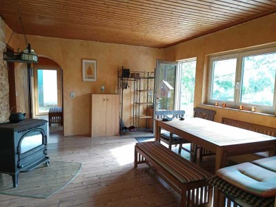 Sonnenverwöhntes Ferienhaus in Waldrandlage mit großem Grundstück