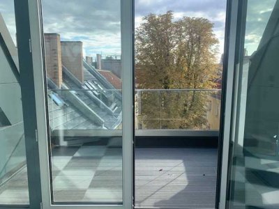 Freundliche 4-Zimmer-DG-Wohnung mit luxuriöser Innenausstattung mit Balkon in Berlin Pankow