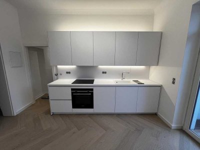 Charmante Altbauwohnung: Luxus-Einbauküche und Stilvollem Interieur