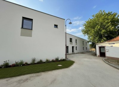 PROVISIONSFREIER ERSTBEZUG! Kompaktes Raumwunder mit Garten, Terrasse und 1 PKW-Stellplatz! Perfekte Anbindung nach Wien/Flughafen!