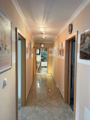 Geräumige 4-Zimmer-Hochparterre Wohnung mit Garage und Kellerabteil in Regensburg