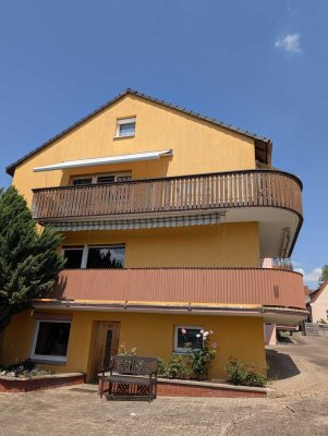 Ansprechende und gepflegte 4-Zimmer-Hochparterre-Wohnung mit Balkon und EBK in Roth