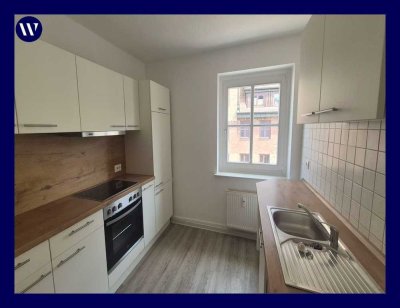 Zentral & ruhig mit Blick ins Grüne: Helle 2 Zimmer + Einbauküche + Laminat + Bad mit Fenster