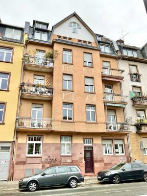 Gemütliche 2 Zimmer Altbauwohnung mit Blick zur Frankfurter Skyline
