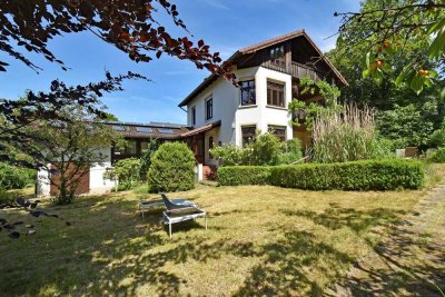 Villa zum Wachküssen in bester Lage: Villa auf herrlichem, ca. 1.319 m² großem Grundstück gen Süden