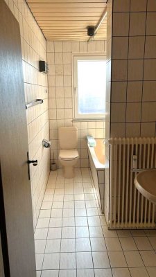 2 Wohnungen 1 Preis. 1._2-Zi., Küche, Diele, Wannenbad. 2._ 1-Zi., Küche, Diele, Duschbad.