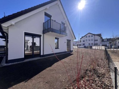 NEUBAU-Doppelhaushälfte mit wohnlich ausgebautem Souterrain und großem Garten