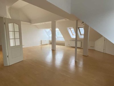Großzügige, helle Dachgeschosswohnung zentral gelegen im Glockenbachviertel / Ludwigvorstadt
