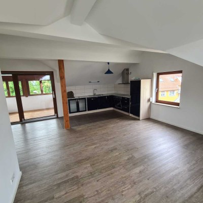 Schöne neu renovierte DG Wohnung zu vermieten..