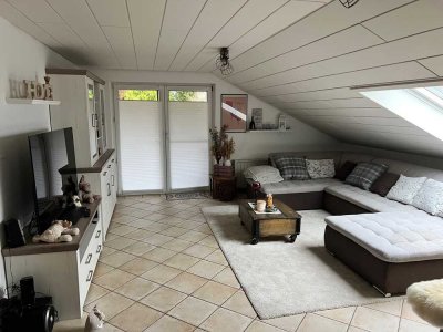 Gemütliche 3 - Zimmerdachgeschosswohnung mit Einbauküche und Balkon