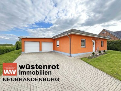 EINFACH NUR TOP: WINKELBUNGALOW MIT EINBAUKÜCHE + SOLARTHERMIE + ÜBERDACHTER TERRASSE + DOPPELGARAGE
