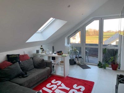 Möbelierte,  geräumige 90 m² Wohnung mit 2,5 Zimmern und großem Balkon