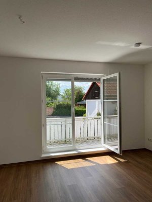 Helle 3-Zimmer-Wohnung mit Balkon, neuer Einbauküche, Fußbodenheizung und Duplex-Garage