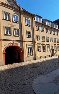 Historisches Ambiente trifft Komfort – 2-Zimmer-Wohnung mit Balkon & EBK