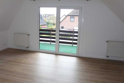 Nur an Einzelperson. Renovierte und 2 Zimmer Wohnung mit Balkon. Einbauküche.  Nähe Weserpark.