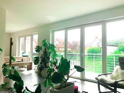 Helle, neuwertige 3-Raum-Wohnung mit gehobener Innenausstattung, Balkon und Oelbergblick