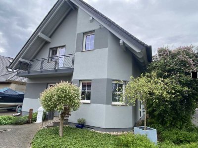 Großzügiges EFH mit großer unterkellerter Doppelgarage und 2 zusätzl. Stellplätzen