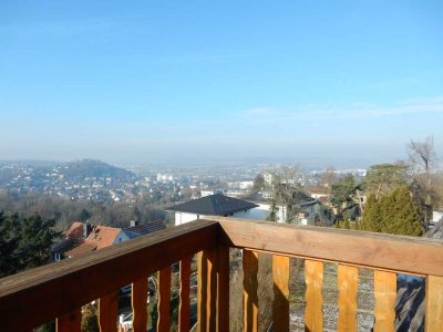 Lichtdurchflutete 3-Zimmer-Wohnung mit hochwertiger Einbauküche und Balkon mit Panoramablick