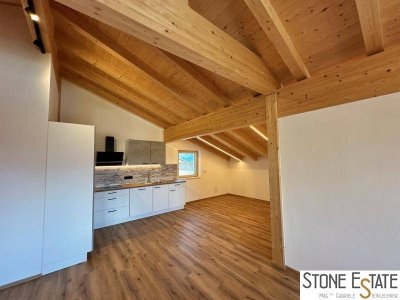 Obermieming - 2-Zimmer-Wohntraum im Dachgeschoss mit Sichtdachstuhl