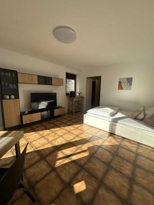 SEHR SCHÖNE, MÖBLIERTE 1-ZIMMER-WOHNUNG - Balkon, Tiefgarage, Aufzug in S-Botnang - 140-25