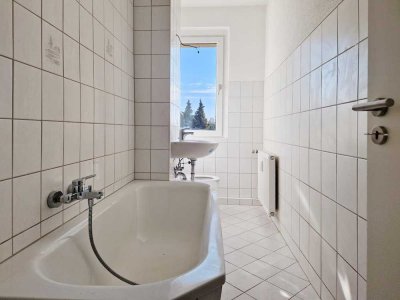 Charmante Wohnung im Dorf: Mit Balkon und lichtdurchflutetem Bad "Bezugsfertig"