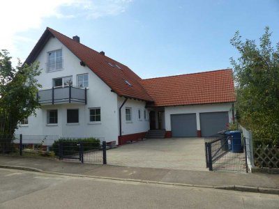 Vollständig renoviertes 3 Familienhaus+ Einliegerwohnung mit großen eingewachsenen Gärten