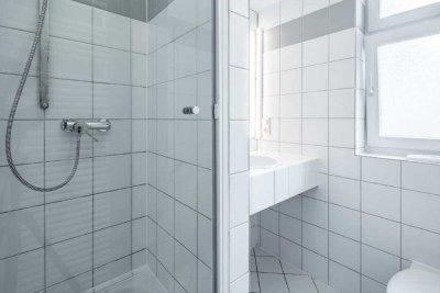 Luxus 5 Zimmer -Altbauwohnung  im 3. OG eines sehr gepflegten Wohn- und Geschäftshauses.