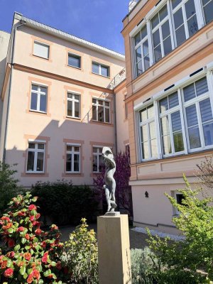 Stilvoll und mit Charme! Ruhig gelegene 2-R-WHG im Herzen der Stadt mit Gartenromantik