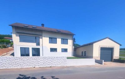 Familienhaus mit Einliegerwohnung, Süd-Talblick, Pool und großer Garage in Weilersbachs bester Lage
