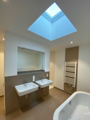 Attraktive Penthouse-Wohnung mit zwei Tiefgaragenstellplätzen und Einbauküche