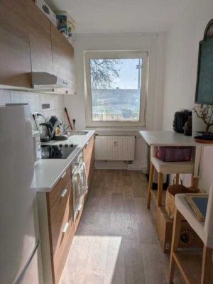 E-Frohnhausen: Gut geschnittene 2-Raum-Wohnung mit Balkon und Einbauküche!