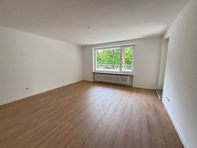 Schöne, renovierte 2-Zimmer-Wohnung mit Loggia in Augsburg-Hochzoll Süd nähe Kuhsee zu vermieten