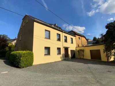Charmantes Einfamilienhaus im Grünen mit gepflegtem Grundstück und zwei Garagen