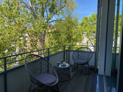 Ruhig. Sonnig. Schick. Stilvolle Wohnung mit Einbauküche & Duschbad. Parkett. West-Balkon.Lift