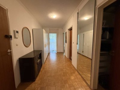 Grüne Oase in Obermenzing: Helle 2-Zimmer-Wohnung mit Loggia und Wasserblick