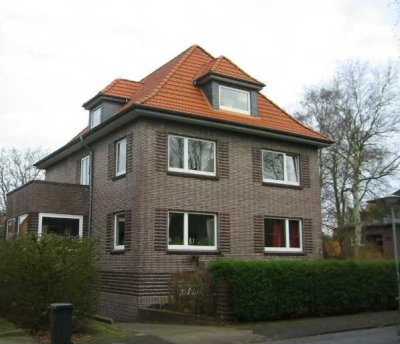 Günstige, sanierte 2 1/2 -Zimmer-DG-Wohnung mit Einbauküche in Wilhelmshaven