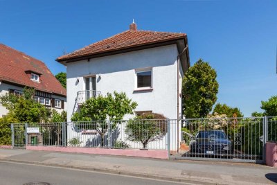 * FREE STANDING HOUSE * w/ approx. 1,938 ft² living space, 6-room, 5-bed, 3-bath, yard, and parking