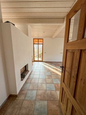 Große Erdgeschosswohnung mit überdachter Terrasse und anschließendem Garten.