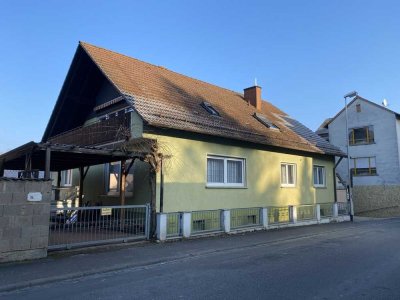 Zweifamilienhaus im Ortskern von Wernfeld