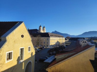 Panorama pur - Stilvolle 4-Zimmer-Wohnung barrierefrei und in zentraler Lage, mit Tiefgarage und Balkon mit Schlossblick