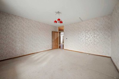 Renovierungsbedürftige 3-Zimmer-Wohnung mit Balkon – Selbstbezug oder WG-Konzept!