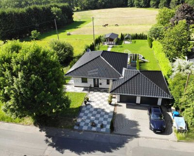 Barrierefreies Paradies mitten im Grünen. Walmdach-Bungalow aus 2018, Doppelgarage u. großem Garten