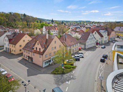 Wohn-/und Geschäftshaus mit Nebengebäude und Parkplätzen in Zentrumslage von Weingarten